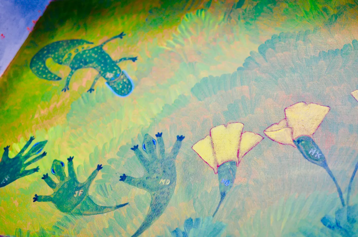 Mural of geckos among poppies in green and gold.
